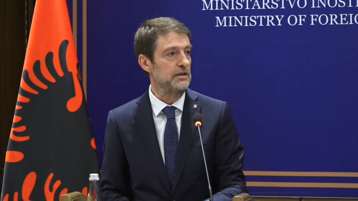  Kush prek Kosovën  prek Shqipërinë   Ministri Hoxha vizitë në Prishtinë  takim me Kurtin  Konjufcën dhe Haxhiun