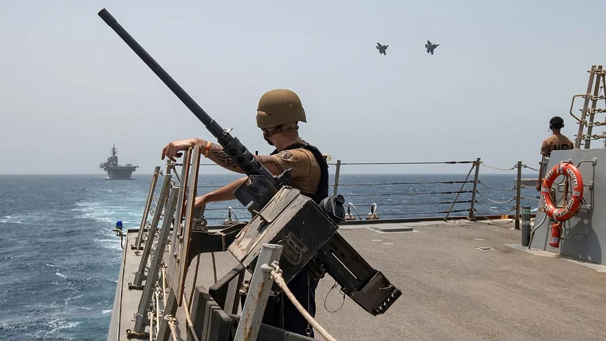 “Gjiri Persik në flakë”/ Irani sulmon me raketa e dronë, tensione në Ngushticën e Hormuzit, paralajmërime për SHBA dhe Europën