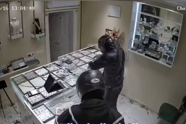 detaje-nga-arrestimi-i-22-vjecarit-autor-i-grabitjes-ne-kamez-ne-banese-iu-gjeten-rrobat-e-djegura-dyshohet-se