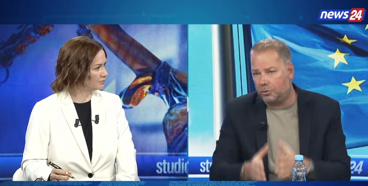  Në vend që Berisha t ia turrë deputetët qeverisë për korrupsionin  ia sul  News24  ës   Kullluri  Njësoj si Rama me Policinë    