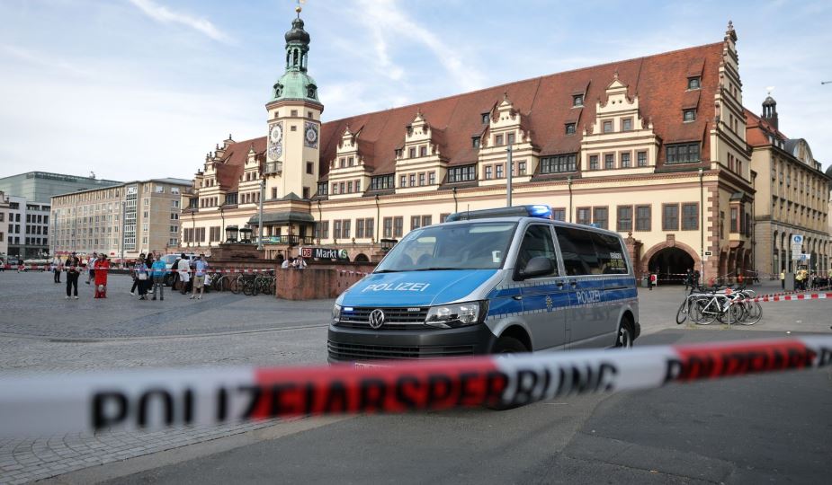 Akt terrorist në Leipzig  Shoferi përplaset me turmën në qendër të qytetit gjerman  2 të vdekur  Policia arreston autorin 33 v   