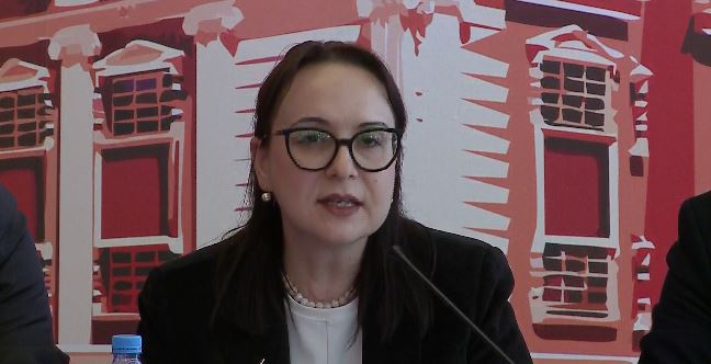 Zv ministrja Elona Hoxha pjesë e simpoziumit në  Luarasi   Teknologjia të mbetet në funksion të drejtësisë 