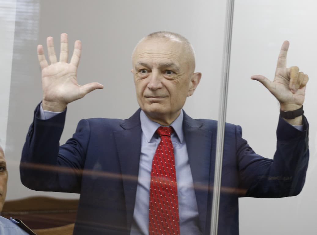 Kafazi prej xhami bëhet pengesë   President si je    Meta përshëndetet me deputetët  Akustika   VIDEO 