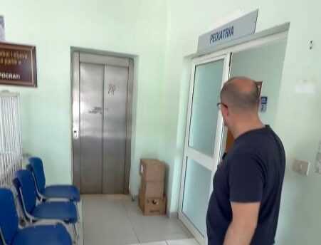 Korreshi denoncon kushtet skandaloze në Pediatrinë e Lushnjes
