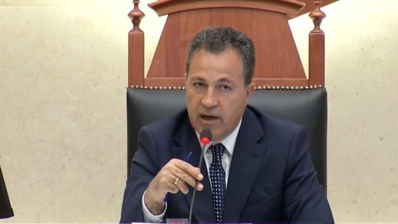 Mazhoranca rrëzon me forcën e kartonave kërkesën e PD-së për interpelancë për AKSHI-n, Peleshi: Çështje në hetim nga SPAK