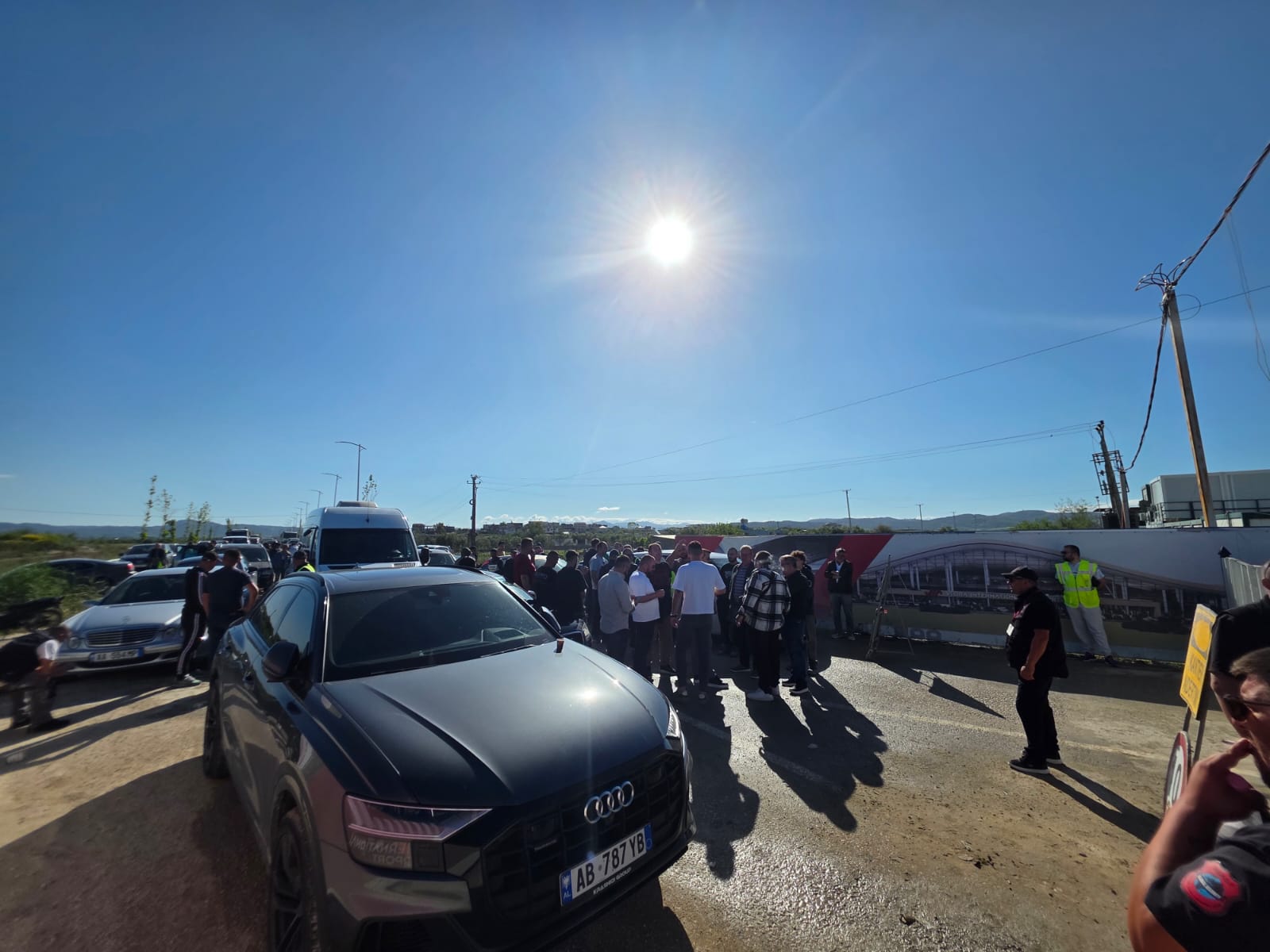 VIDEO  Përplasje në Aeroportin e Vlorës  kompania  2A  e Valon Ademit pengon hyrjen në kantier të punëtorëve të Behgjet Pacoll   