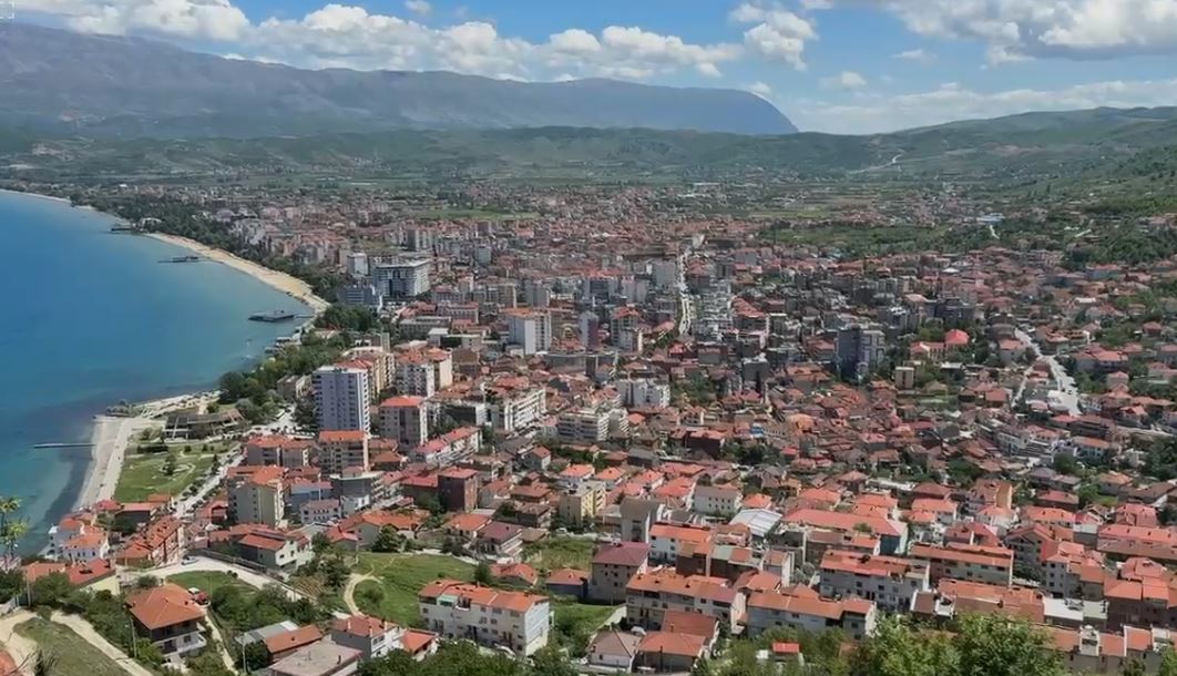 Këshilli Bashkiak i Pogradecit rrit tarifën e parkimit  opozita distancohet  Rëndohen xhepat e qytetarëve