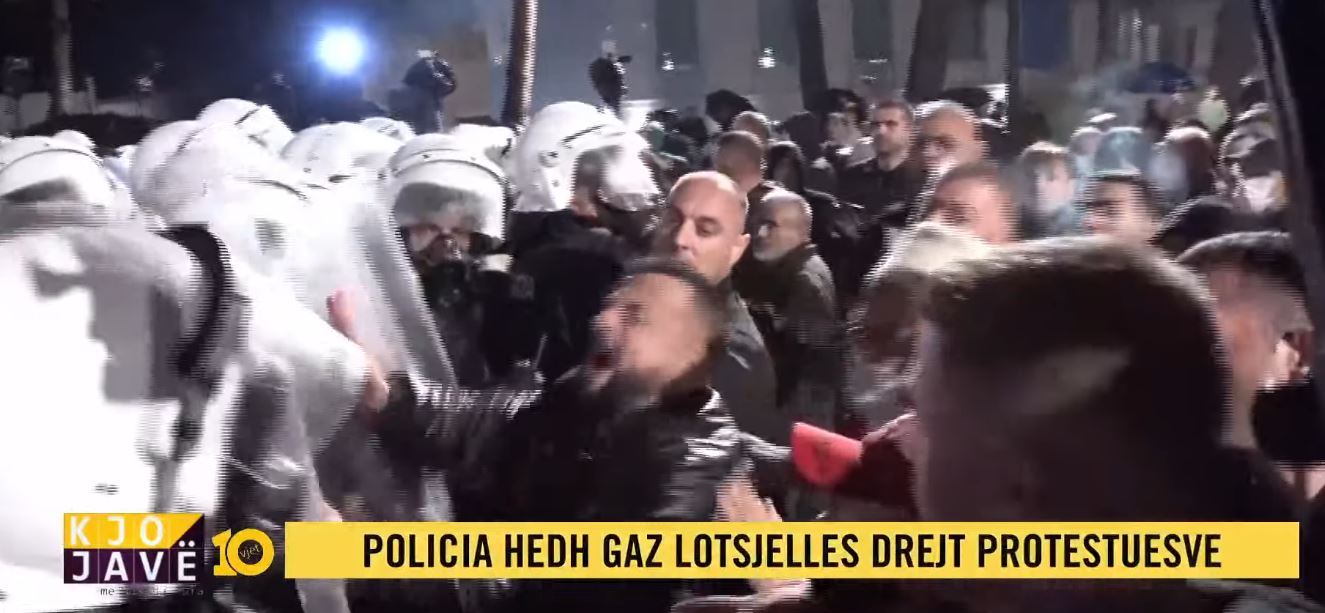 Vijojnë tensionet në Bulevard  protestuesit hedhin fishekzjarre dhe konfrontohen me policinë