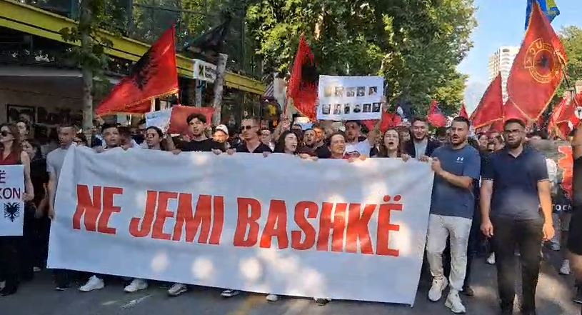 “Një Gjuhë na bashkon përtej kufijve”/ Protestës i janë bashkuar dhe studentë nga Kosova, kërkohet që provimi i Jurisprudencës në RMV të jepet në shqip. “Mora fjalë”, ‘jehon’ në Tiranë