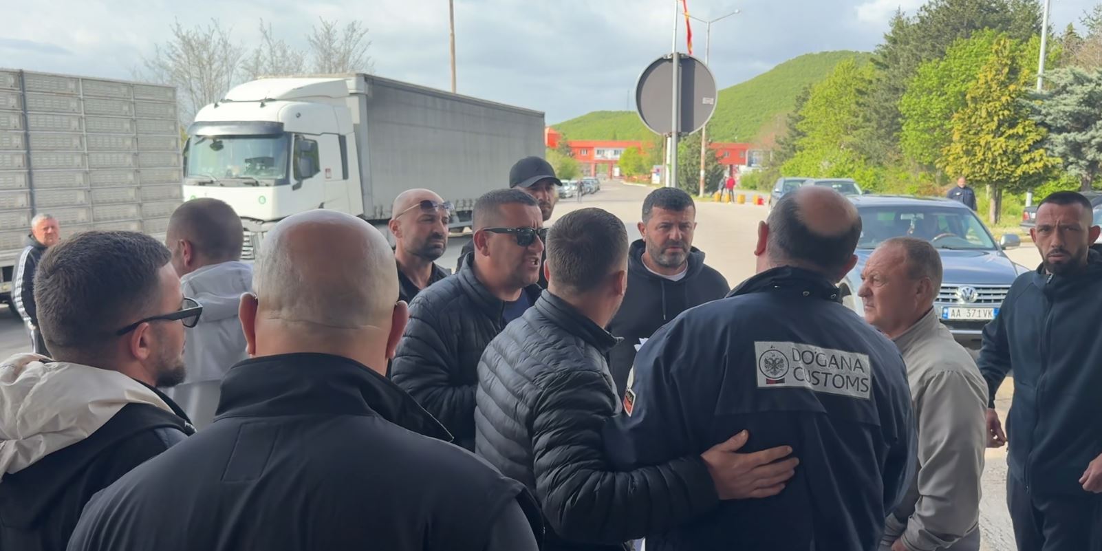 Shoqata e Pëllumbave të Postës  2003  protestë në pikën kufitare të Qafë Thanës  Bllokimi në kufi  dëme të konsiderueshme