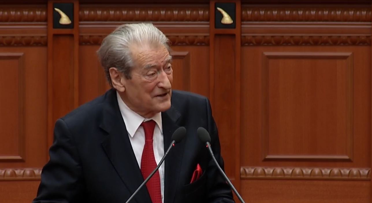 “Po bllokoni integrimin me mbrojtjen e Ballukut, ‘o lubistë’”/ Berisha: Jeni të gjithë në dorë të Belindës! Rama i frikësuar, refuzon të vijë në Parlament
