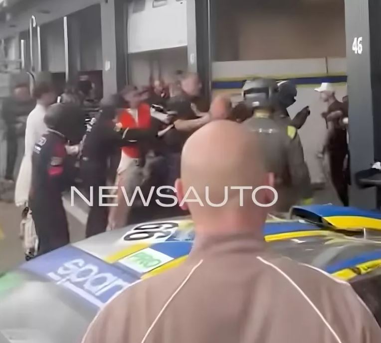 Video  Kaos pas finishit në Misano  përleshje e egër mes inxhinierëve të  Lamborghinit  dhe  Audi   sh   