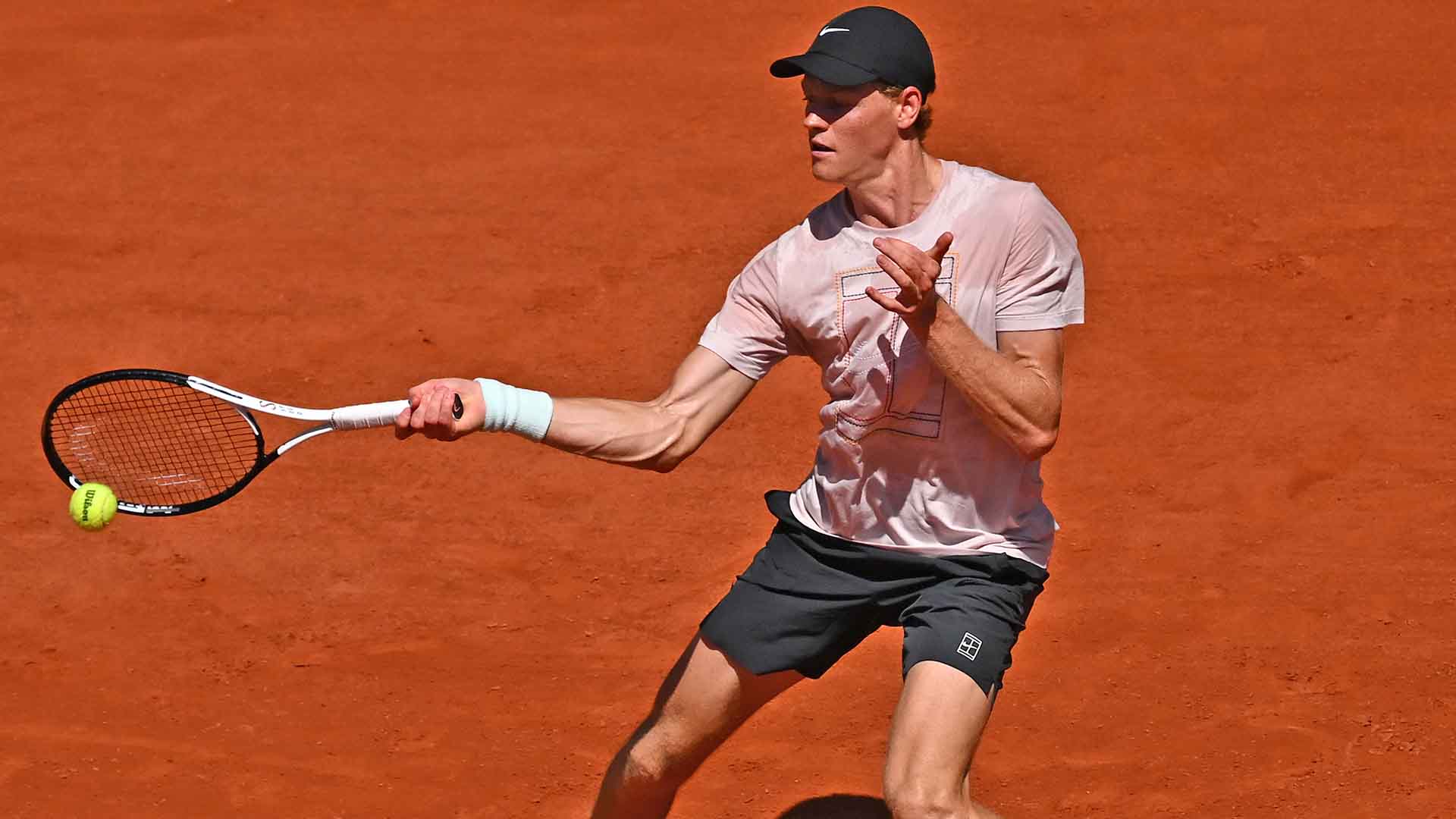 Sinner i jep lamtumirën Roland Garros  eleminim i dhimbshëm