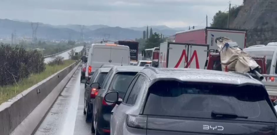 bllokohet-autostrada-tirane-elbasan-prej-me-shume-se-dy-oresh-regjistrohen-radhe-kilometrike-mjetesh