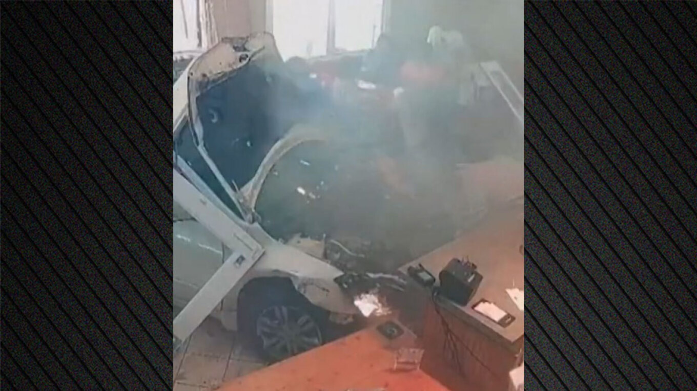 Panik te klientët  Ja momenti kur makina futet dhunshëm në një restorant  VIDEO 