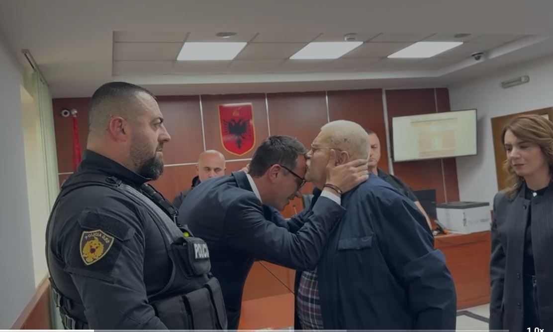 VIDEOLAJM   Ç të mbetet  e bëj edhe unë   Aktori Robert Ndrenika në seancën e Veliajt  takon kryebashkiakun    
