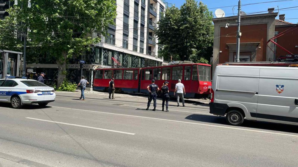 Tramvaji del nga shinat dhe përplaset me ndërtesën në Beograd  plagosen 13 persona  mes tyre dy të mitur