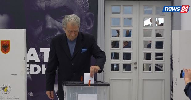 Zgjedhjet në PD/ Në fletë është vetëm emri i tij, Sali Berisha voton te selia blu (VIDEO)