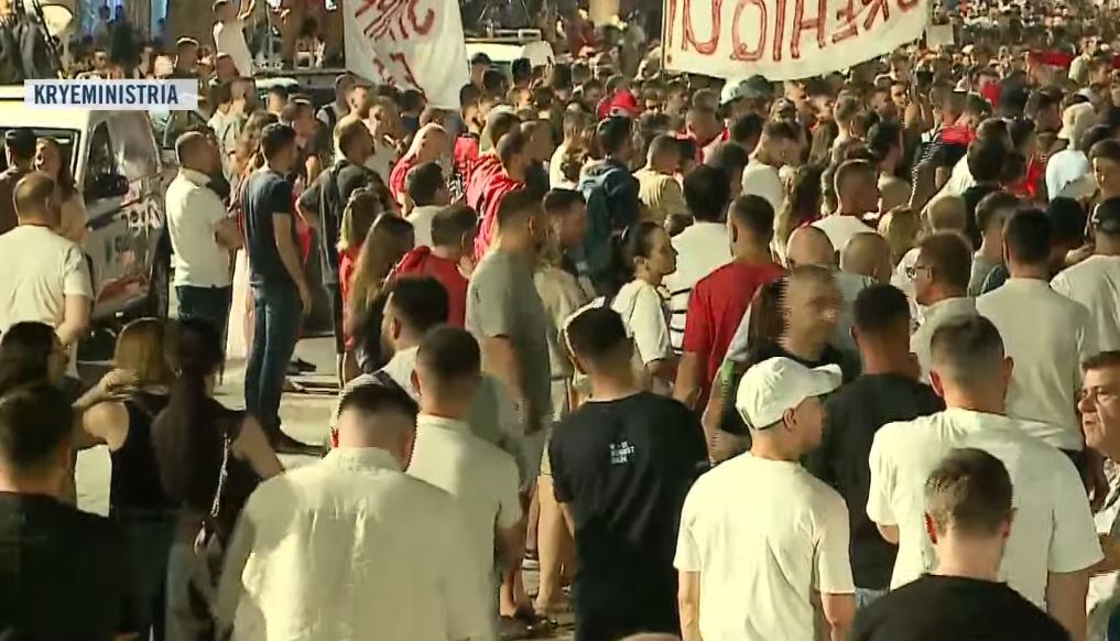 LIVE   Protestuesit nisin marshimin kilometrik  Qytetarët ndezin rrugët e kryeqytetit  Rama jepe dorëheqjen 