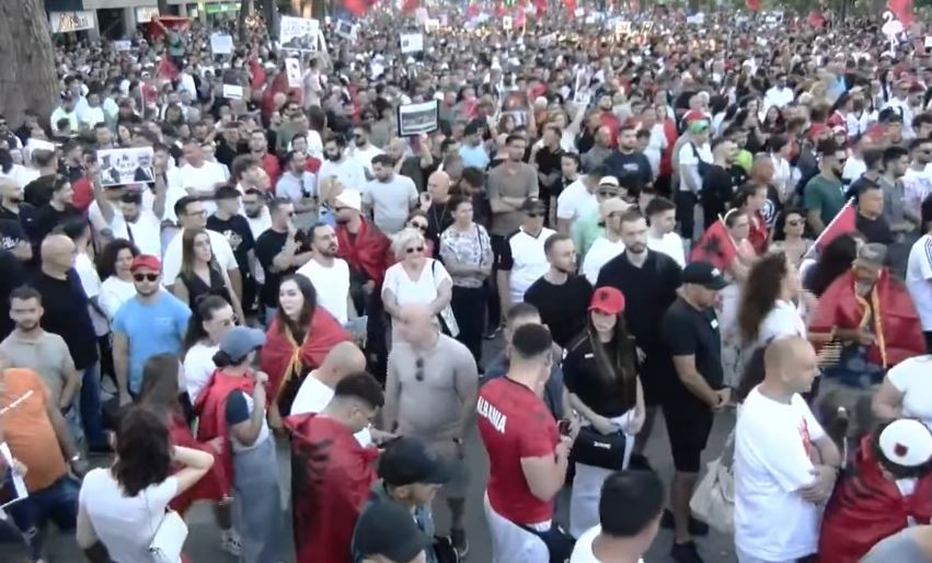 Nga Europa në SHBA e Kanada   Protestat e shqiptarëve përfshijnë nesër kryeqytetet kryesore të botës  Rama jep dorëheqje   
