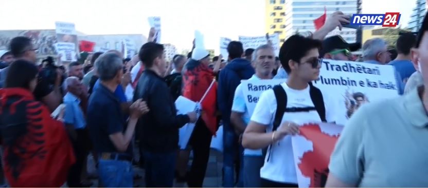 Bulevardi “Dëshmorët e Kombit” mbushet plot, protestuesit i përgjigjen policisë, fëmijët dhe gratë udhëheqin marshimin