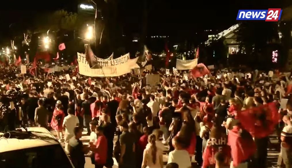 LIVE   Përfundon tubimi para Kryeministrisë  protestuesit nisin marshimin në rrugët e Tiranës