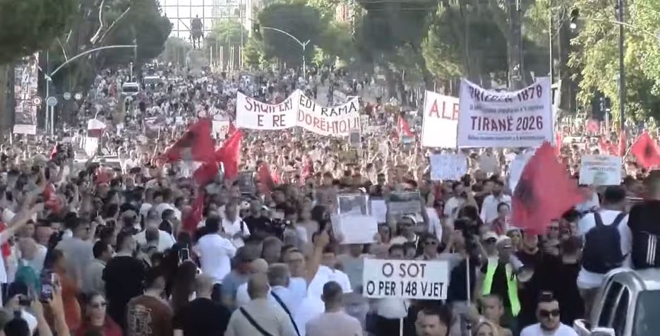 Me qeleshe, flamuj kuqezi dhe pankarta! Protestues