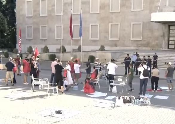 Kaluan natën para Kryeministrisë  policia kërkon largimin e protestuesve  Do të marrim masa  Qytetarët përgjigjen në kor  Rama   