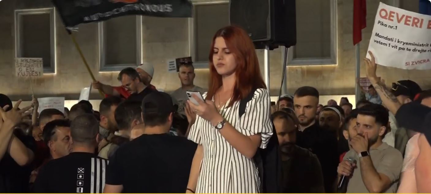 “Rama dhe Berisha, zhdukuni!”/ Protestuesit kërkojnë revolucion, e reja: Për 35 vite nuk latë votë pa vjedhur, sot…
