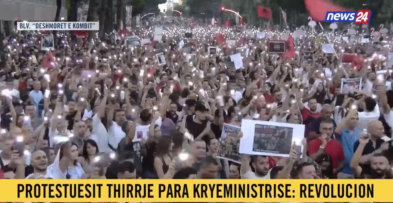 “Revolucion!”/ Bulevardi “ndizet” nga dritat e tel