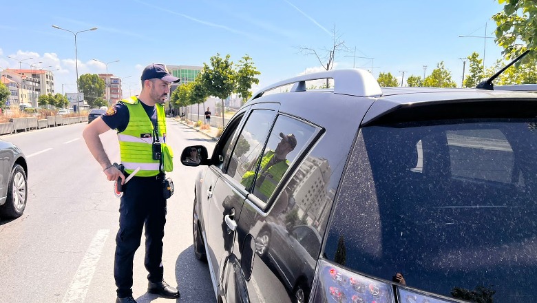 Sherr i pazakontë në Tiranë, qytetari përleshet me policin rrugor