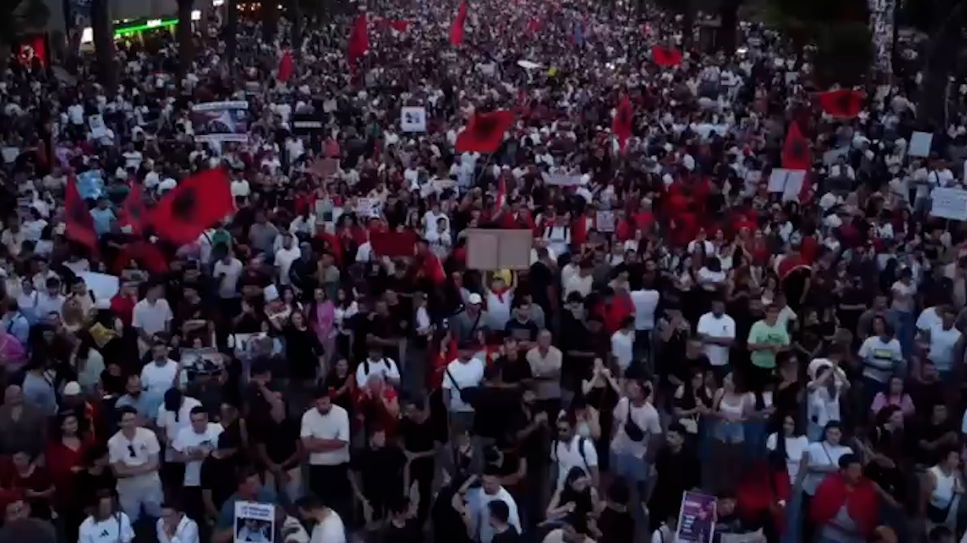 PAMJET ME DRON nga protesta e 10-të, mijëra qytetarë në rrug