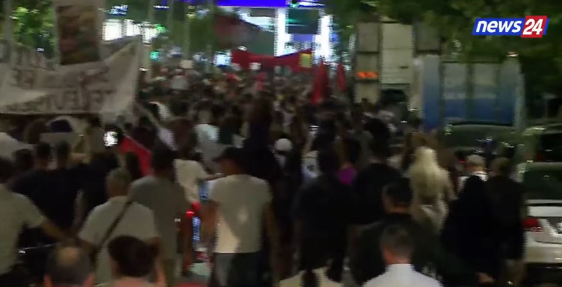 live-marshimi-ne-tirane-vazhdon-makinat-solidarizohen-me-bori-protestuesit-thirrje-qytetareve-ne-rruge-bashkohuni-m