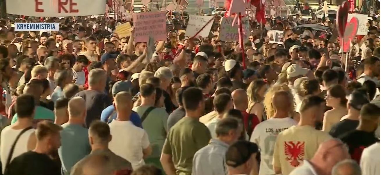 LIVE   President i lodhur  Parlament analfabet   Qytetarët marshim protestë  shqiptarët të palëkundur në kërkesat e tyre  Rama   