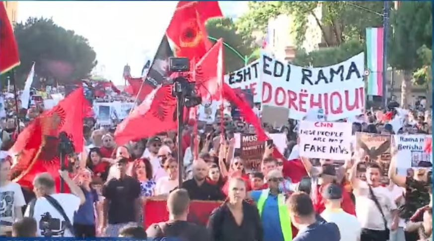 “Duhet çliruar Atdheu nga Rama dhe Berisha”! Qytetari: S’jemi këtu vetëm për Zvërnecin! Ata që rrëzuan komunizmin ishin pa bukë, çohuni se keni gjak shqiptari