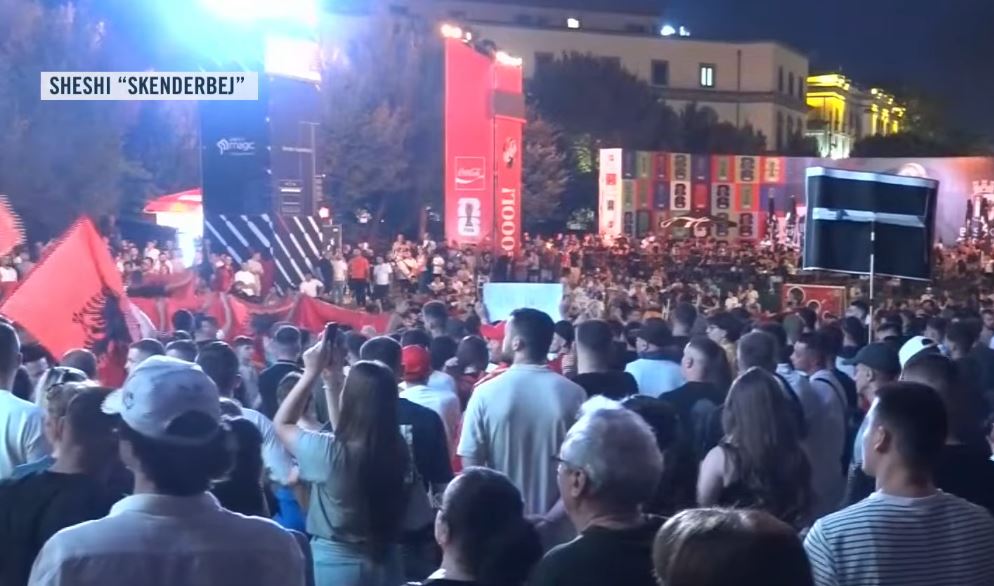  Rama ik   mbi gola e brohoritje  Turma masive e protestuesve mësyn në  Fan Zone  në Sheshin  Skënderbej   thirrjet për dorëhe   