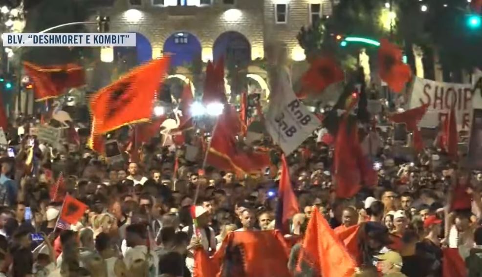live-nis-marshimi-i-turmes-kilometrike-ne-rruget-e-kryeqytetit-protestuesit-kerkojne-largimin-e-rames