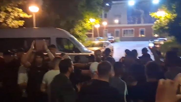 VIDEO  Protestuesit ndalojnë para selisë së PD  Opozitë e shitur 