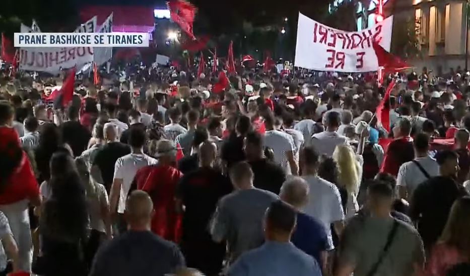 live-ju-erdhi-fundi-rama-jep-doreheqjen-marshimi-kilometrik-mberrin-ne-qender-te-tiranes-protestuesit-vijojne-re