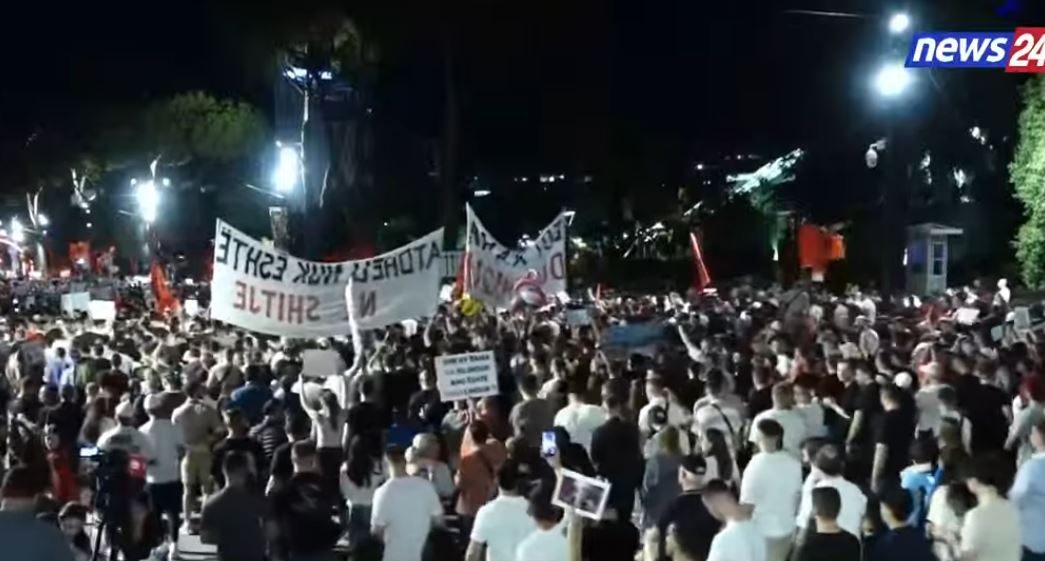 Protesta zhvendoset te Sheshi Skënderbej pas rreth 4 orësh qëndrese para Kryeministrisë