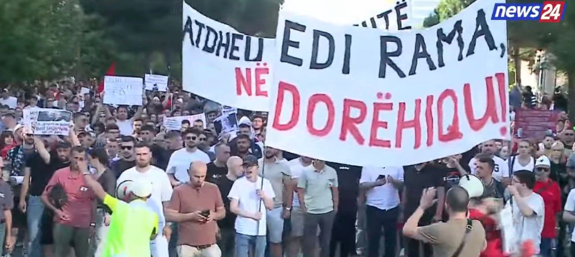 Mijëra qytetarë mbushin bulevardin  Dëshmorët e Kombit   protesta jehonë në mediat botërore