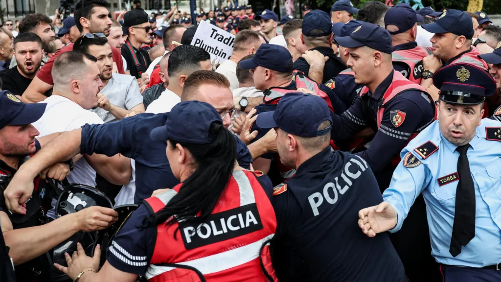 “Rama dorëhiqu”, “Atdheu nuk është në shitje”/ Protestat kundër qeverisë dhe projektit në Zvërnec, jehonë në mediat ndërkombëtare nga BBC, Reuters e CNN