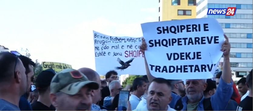Protestë në Sheshin Skënderbej kundër resortit në Zvërnec: "Nuk ka dialog, vetëm dorëheqje!"
