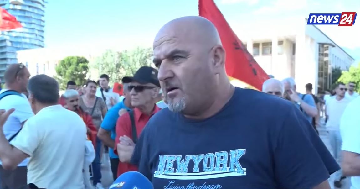 Nis protesta e 13-të masive në Tiranë, qytetarët mblidhen në shesh: Rama qërohu! Prindërit po na vuajnë për bukë e ilaçe!