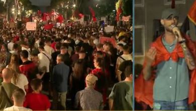 “Të mos afrohen aktivistët politikë”, thirrja e fortë nga podiumi i protestës: T’u tregojmë kulturën atyre që shajnë në Parlament!