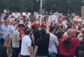 Sot protesta më e madhe e paralajmëruar/ Nis grumbullimi i madh në sheshin “Skënderbej”, qytetarët mbërrijnë në qendër të kryeqytetit