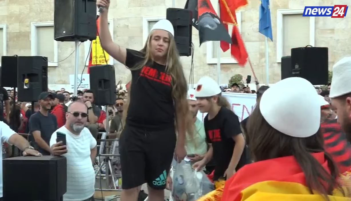 “Meqë qeveria nuk i pastroi, po ja sjellim këtu” / Vëlla e motër mesazh ironik Ramës, i dorëzojnë qesen me mbeturina nga Zvërneci