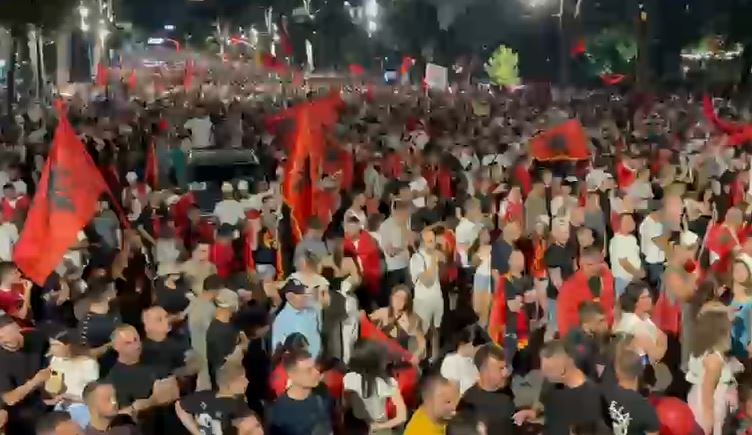  Rama në burg  Berisha në burg   Protestuesit mbërrijnë te  Qyteti Studenti   lëshojnë thirrjen e fortë  Nesër më shumë 