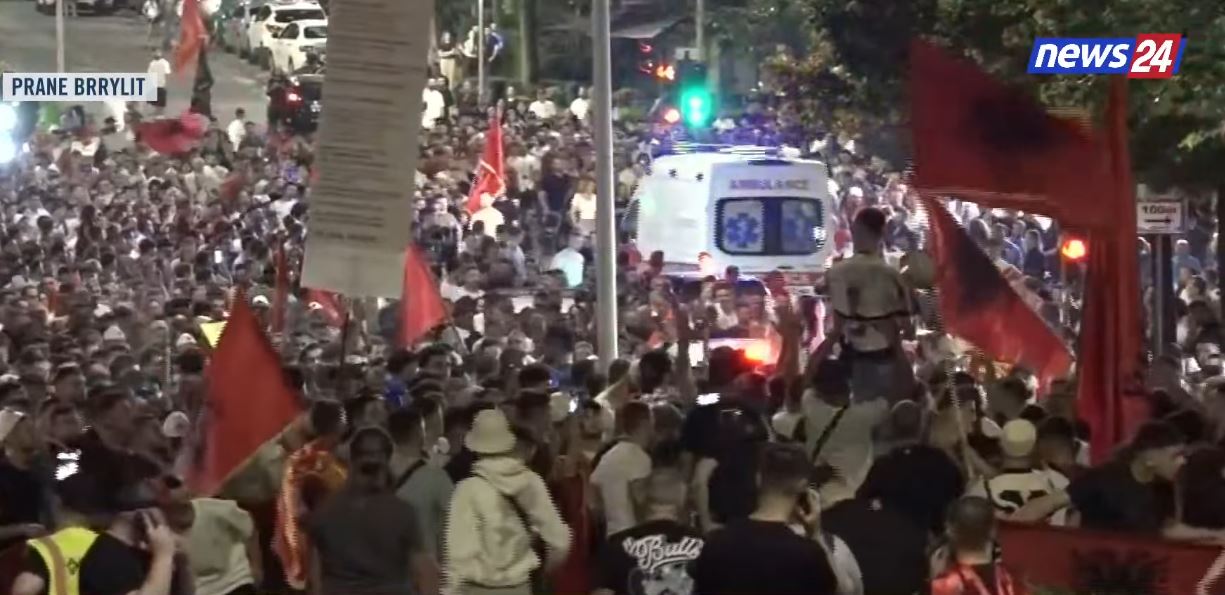 Tjetër shembull qytetarie   Oqeani i njerëzve bllokon kryqëzimin e  Brrylit   protestuesit hapin menjëherë r   