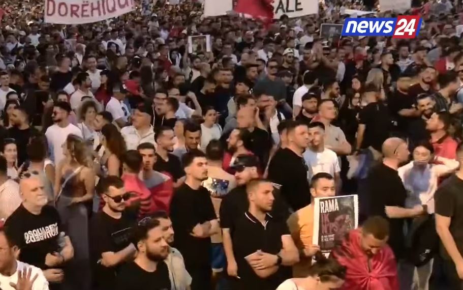  Mos dëgjoni fake news  nuk ndalemi    Protestuesit të vendosur  Këtu do jemi përditë derisa Rama të ikë 